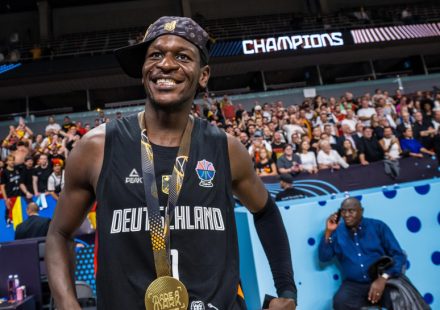 Panathinaikos won the battle for the world champion, offering him a €10 million contract.