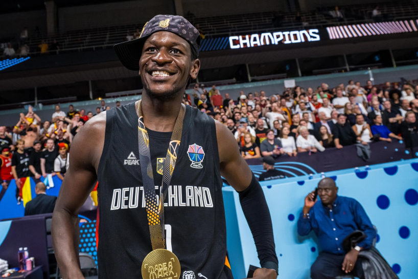 Panathinaikos won the battle for the world champion, offering him a €10 million contract.