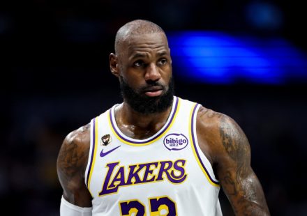 LeBron James sharply reacted to the NBA executive's demand to find a new team as soon as possible.