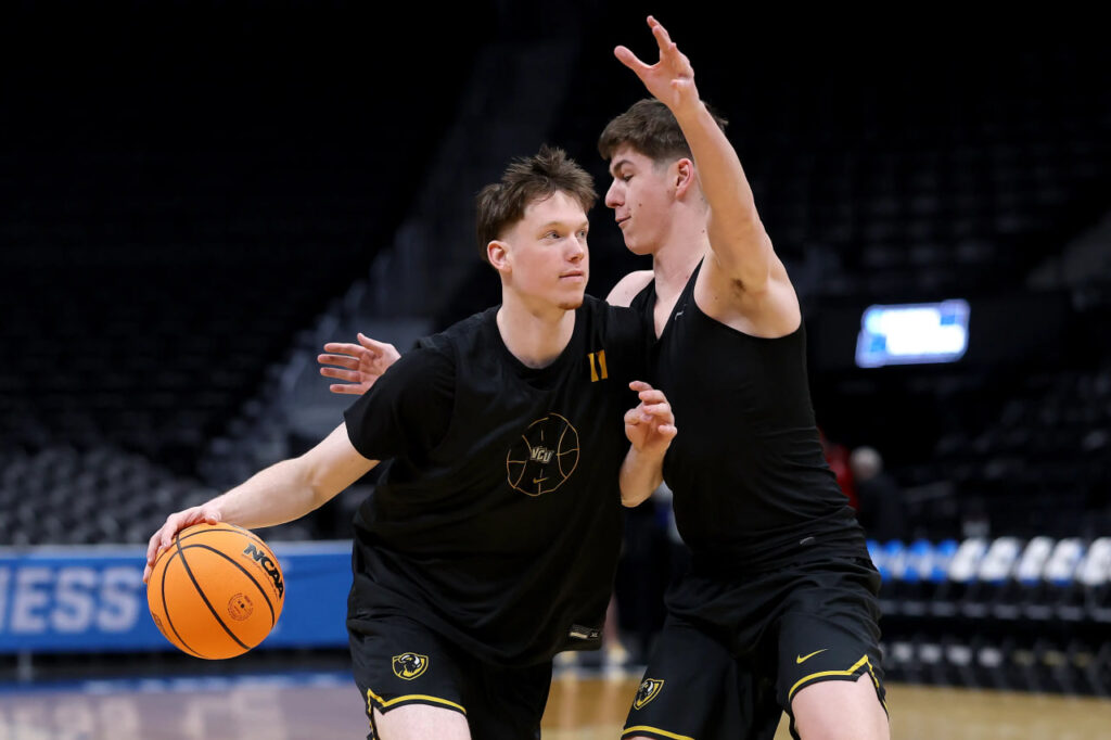 Maksym Shulha made his debut for Golden State and took part in one of the best moments of the game.