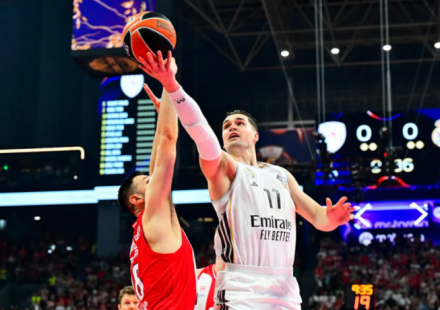 Hezonja's transfer to the NBA club is delayed due to contract issues.