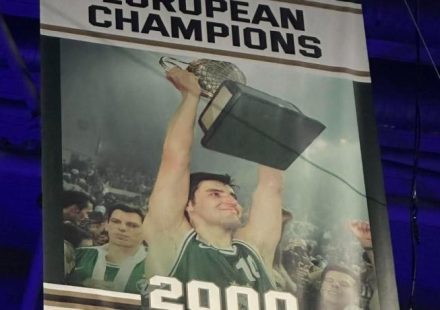 Panathinaikos forgave the club legend by restoring the banner with the championship trophy.
